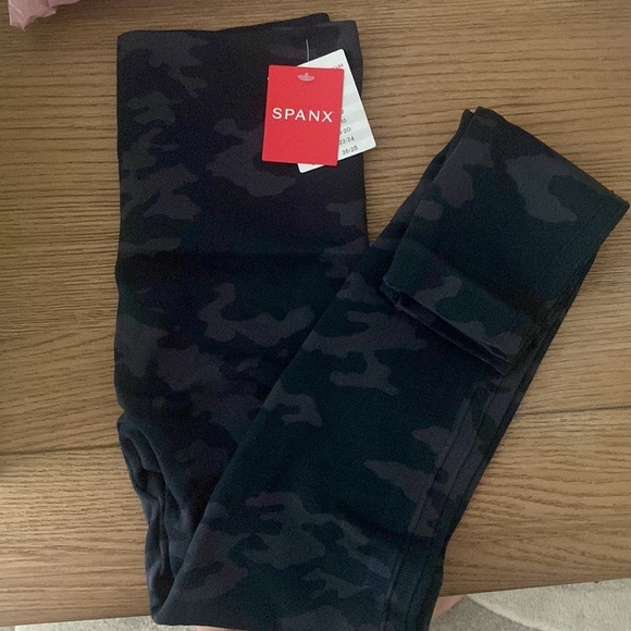 Spanx look at me now leggings in black camo - Picture 3 of 4